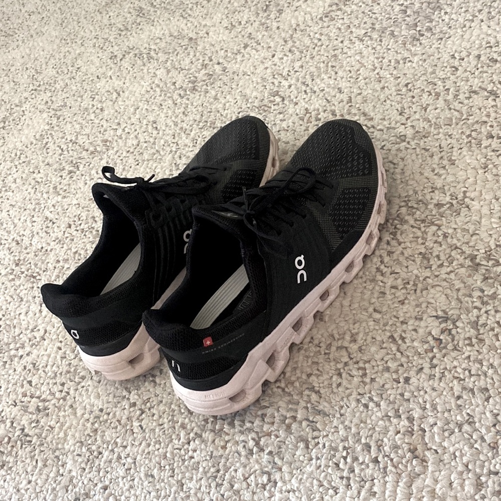 Men’s Size 10.5 OnCloud Tennis Shoes only worn 3 or 4 times